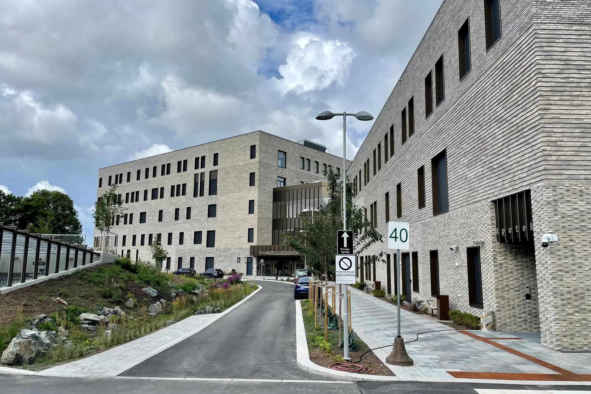 En vei med bygninger på siden