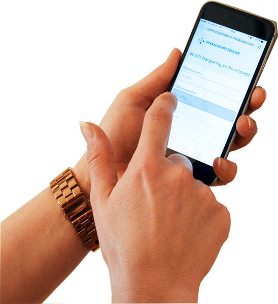 En person som holder en telefon