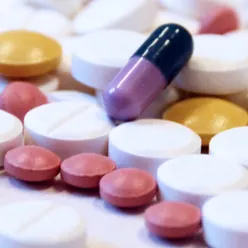 Bilde av piller i ulike farger og former