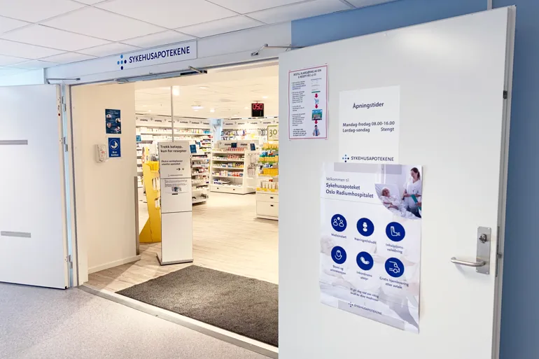 En stor hvit maskin i en bygning
