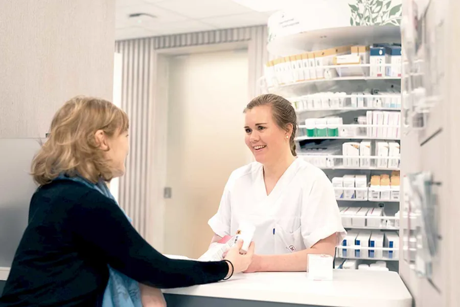 En person som håndhilser på en annen kvinne