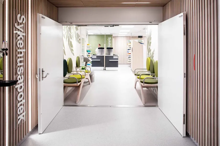 Et rom med skrivebord og stoler