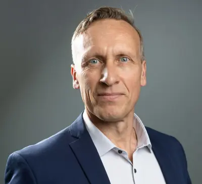 En mann i blå skjorte