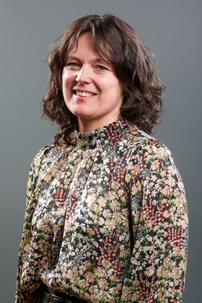 En person som smiler til kameraet