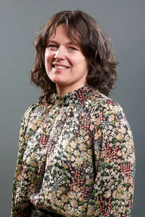 En person som smiler til kameraet