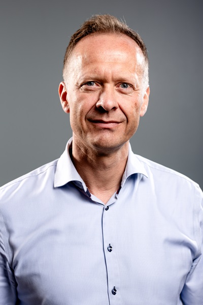 En mann iført en blå skjorte