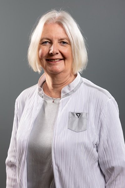 En person med hvitt hår