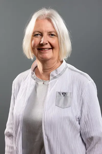 En person med hvitt hår