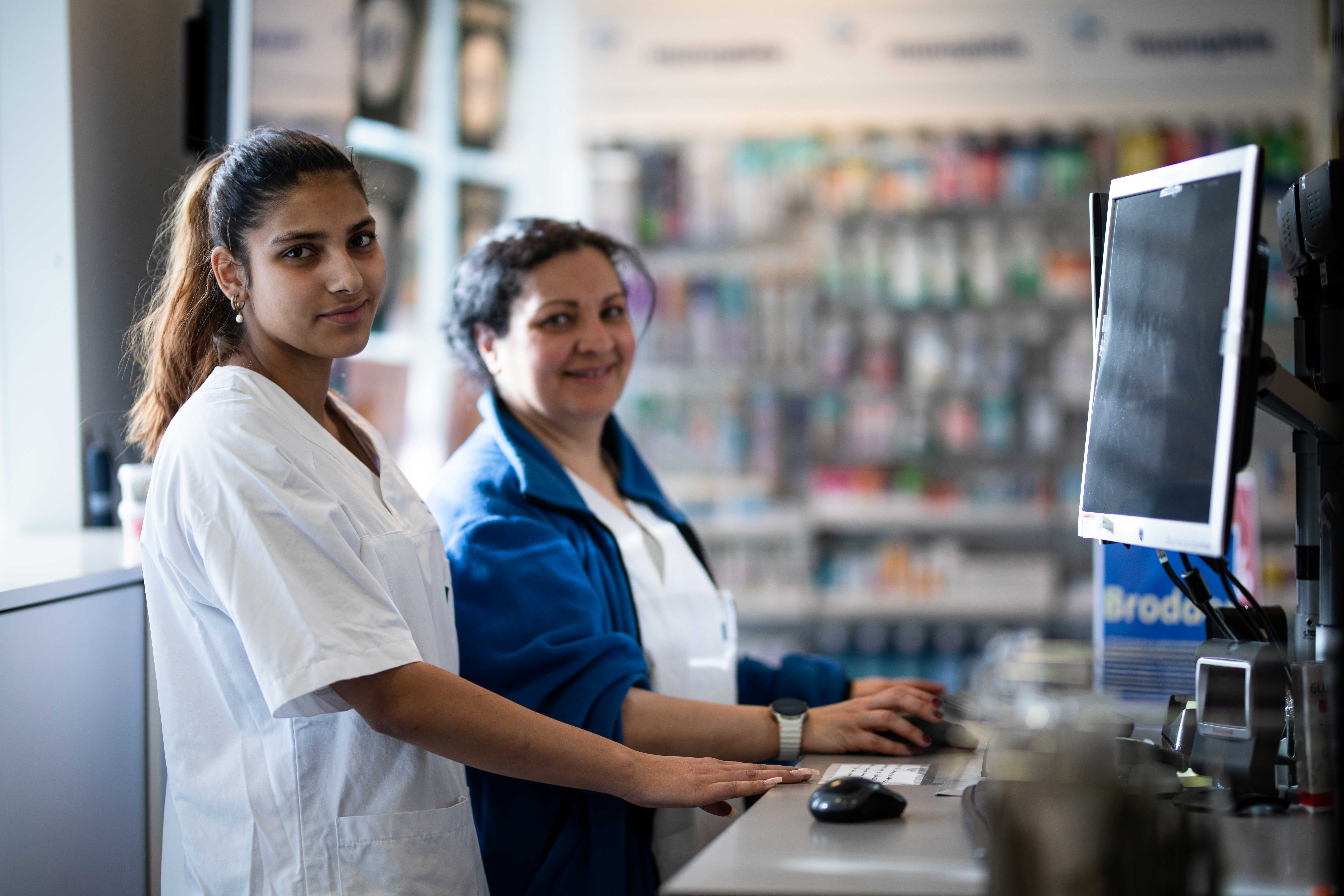 En kvinne og en mann i et laboratorium