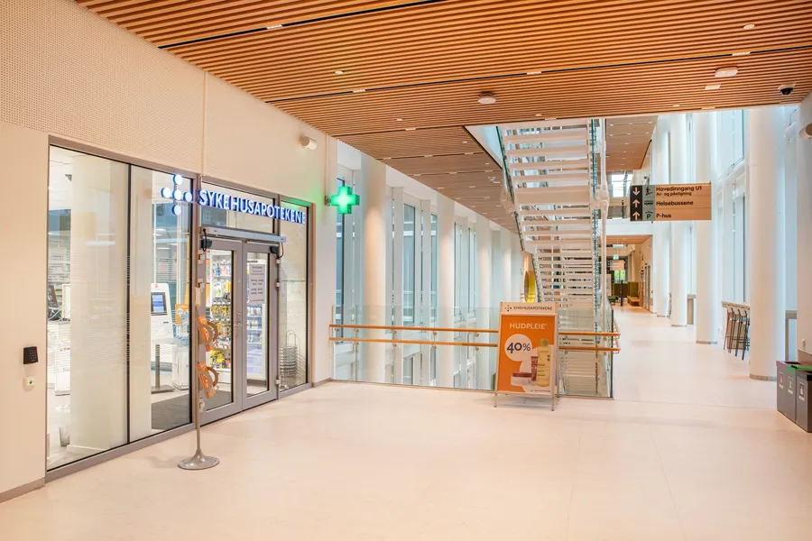 En bygning med glassdører