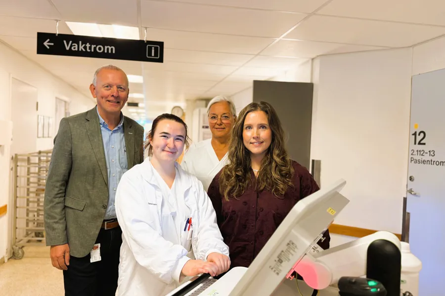 En gruppe mennesker som poserer for et bilde