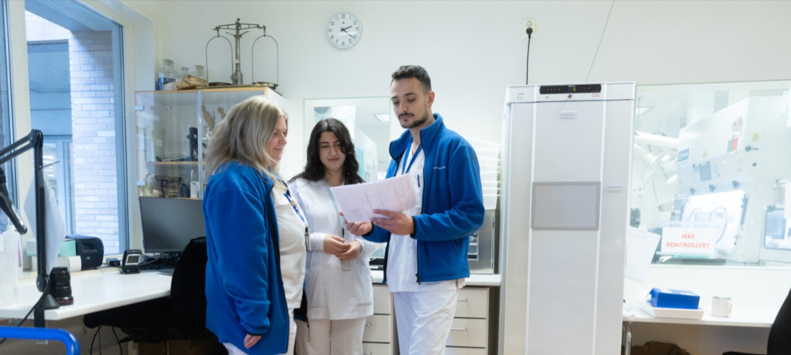 En gruppe personer i et rom