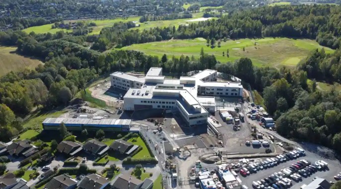 En stor bygning med parkeringsplass