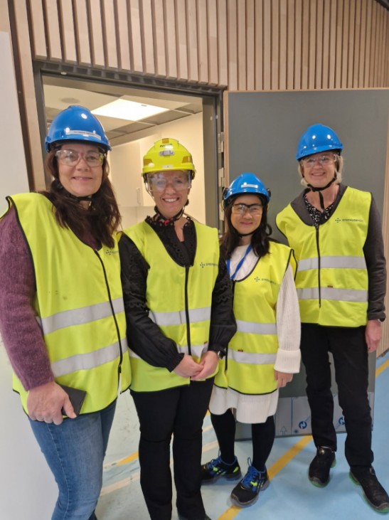 En gruppe mennesker som bruker hjelm