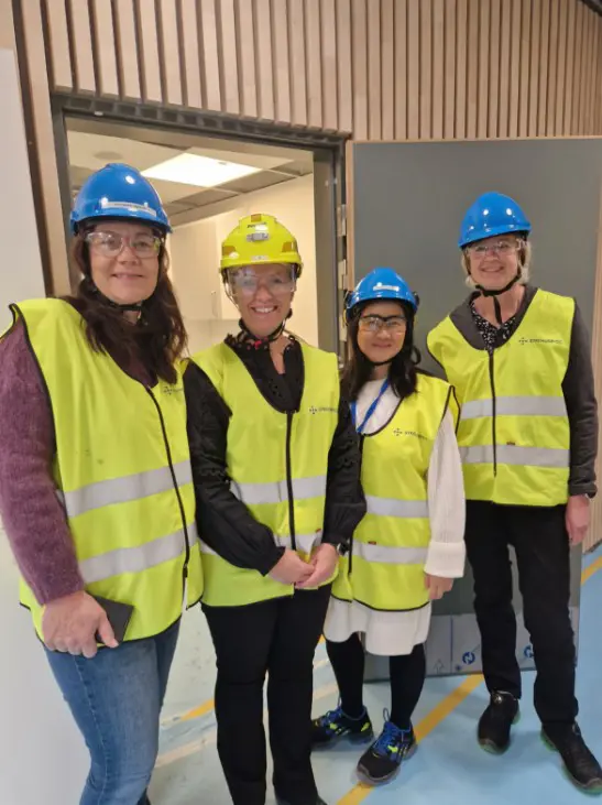 En gruppe mennesker som bruker hjelm