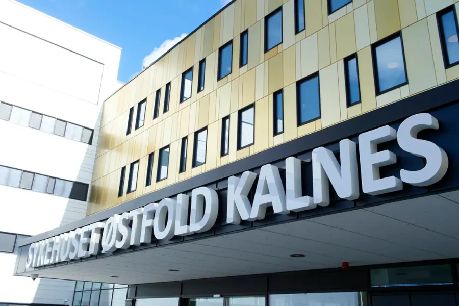 En bygning med et skilt på